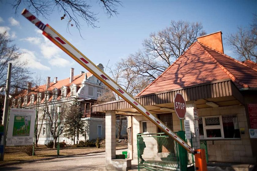 Dyżurny zamknięty w psychiatryku. Obserwowany przez całą dobę