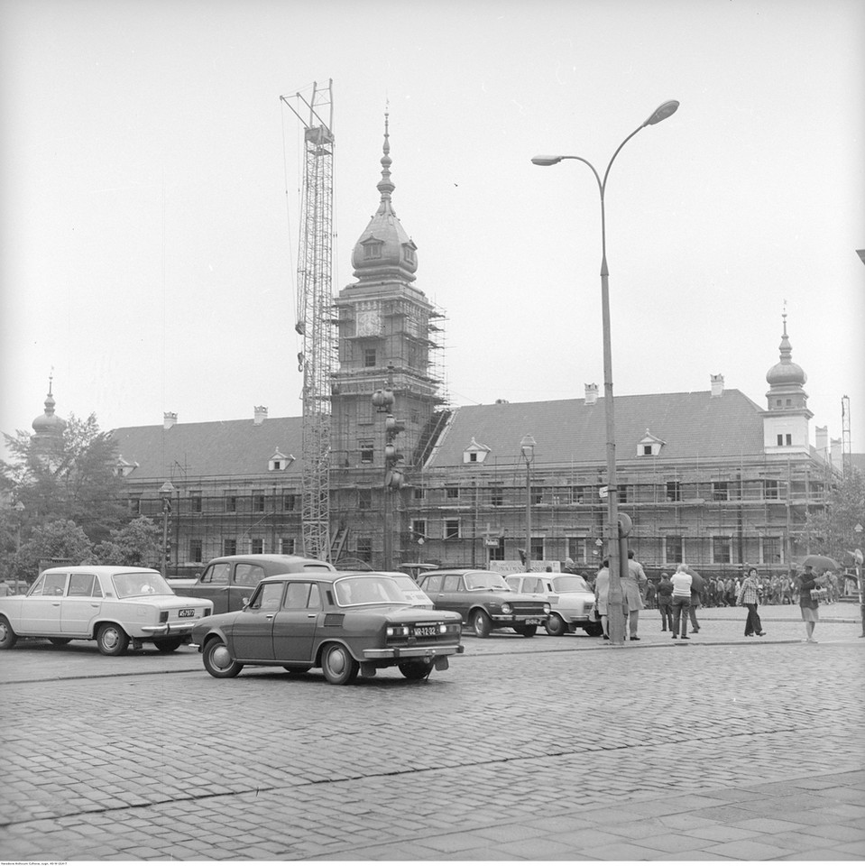 Końcowy etap odbudowy Zamku Królewskiego w Warszawie. Widok od ul. Podwale. Widoczne zaparkowane samochody, w tym Skoda 100 i Fiat 125p (1974 r.)