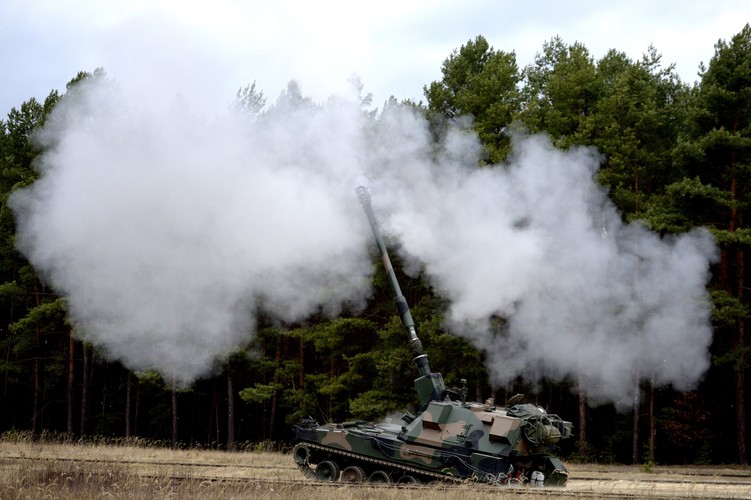 Krab na zmodernizowanym, zgodnie z polskimi wymaganiami, koreańskim podwoziu testowany jest Wojskowym Instytucie Technicznym Uzbrojenia w Stalowej Woli. <br><br>fot. (dd/zuz) PAP/Darek Delmanowicz