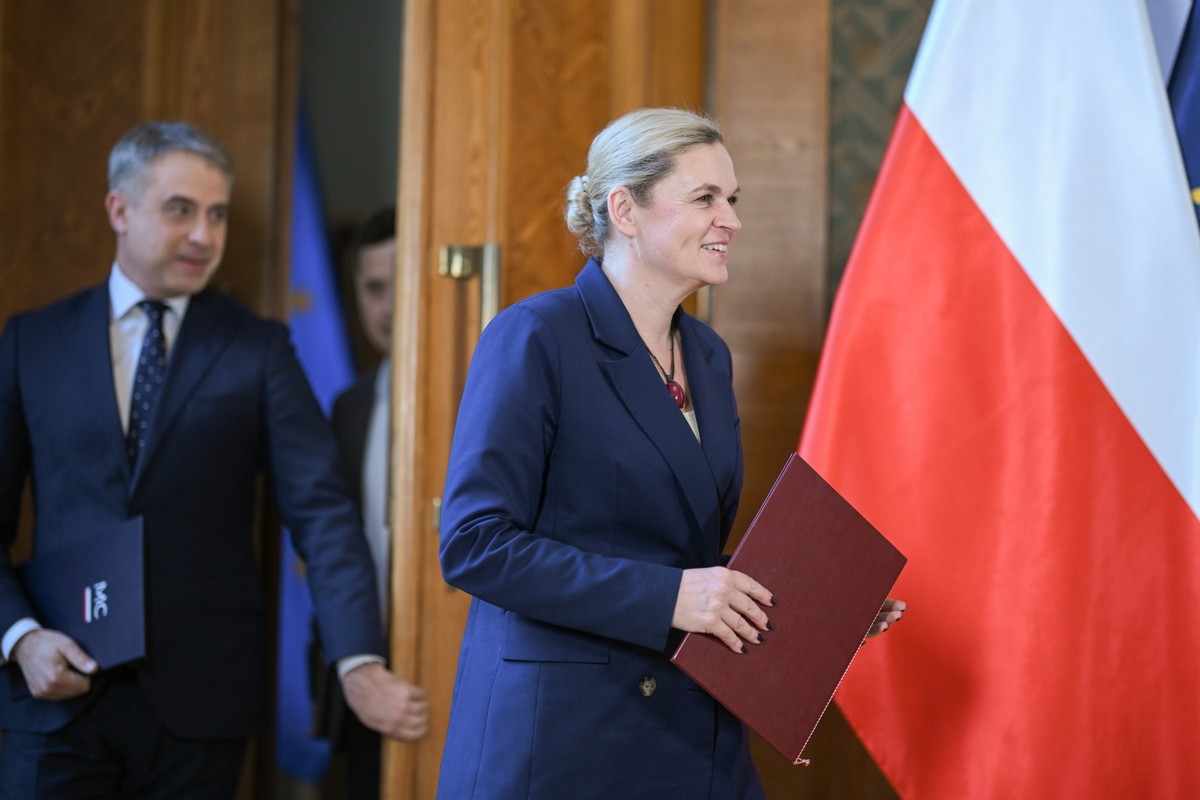 Dodatkowe ferie jesienią i trzy semestry. MEN prowadzi rewolucyjne zmiany?