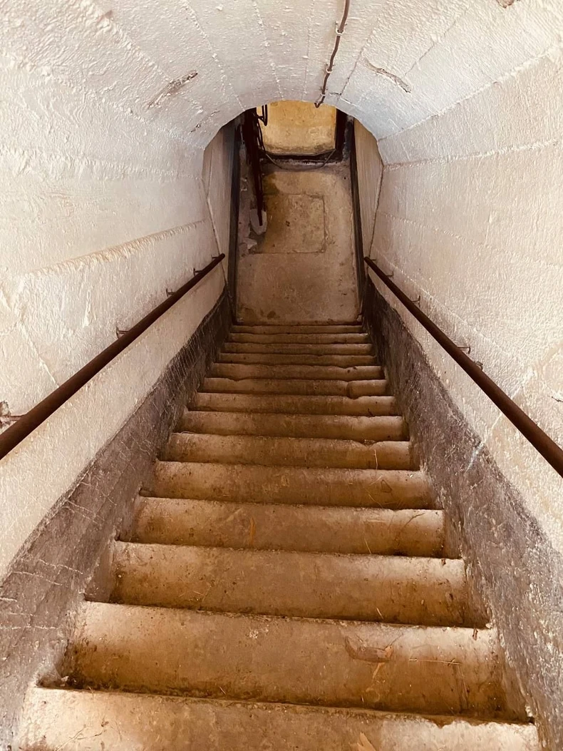 Stepenice na ulazu u vojni bunker