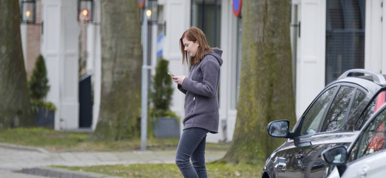 Pierwsze miasto wprowadza zakaz korzystania z telefonów komórkowych przez pieszych!