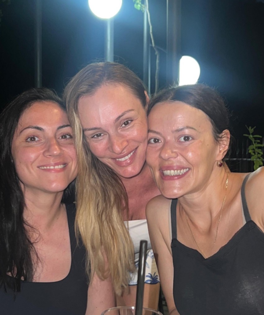 Anabela Atijas sa sestrama