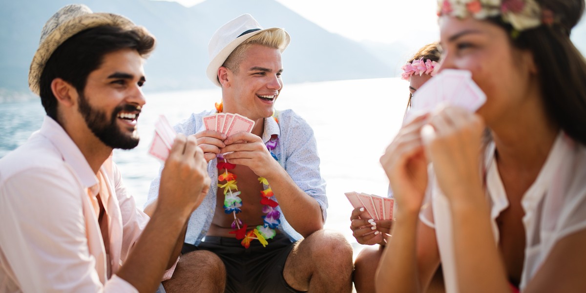 Gry karciane, które zabierzesz na plażę i nie tylko