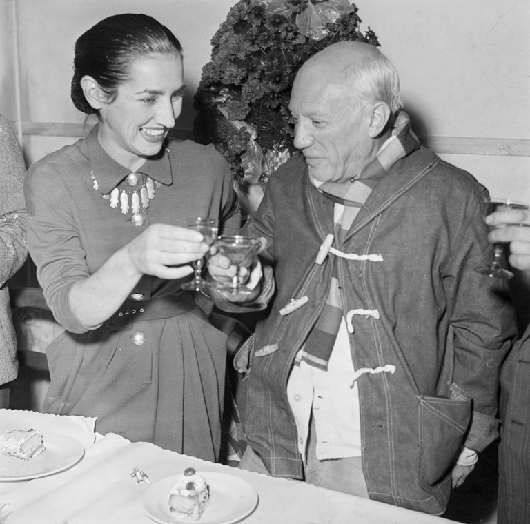 Pablo Picasso i Francoise Gilot wznoszący toast