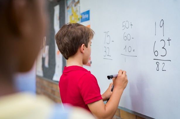 Egzamin PISA pokazał jak bardzo edukacja w dużych miastach, różni się od tej w małych miejscowościach i na wsiach