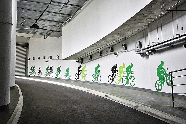 Pod całym kompleksem znajduje się 5-poziomowy garaż podziemny. Może on pomieścić 1,3 tys. samochodów. Projektanci i wykonawcy Warsaw Spire pomyśleli też o rowerzystach. Jest to pierwsza inwestycja w Polsce, która w parkingu podziemnych ma oddzielną rampę dla rowerów. Znajdują się tu też specjalne parkingi dla jednośladów i szatnie dla rowerzystów.  Na zdjęciu: Warsaw Spire - rampa dla rowerów w garażu podziemnym