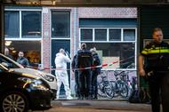 Policja w pobliżu Lange Leidsedwarsstraat w Amsterdamie, gdzie 6 lipca 2021 r. został postrzelony reporter kryminalny Peter R. de Vries (zmarł w szpitalu kilka dni później)