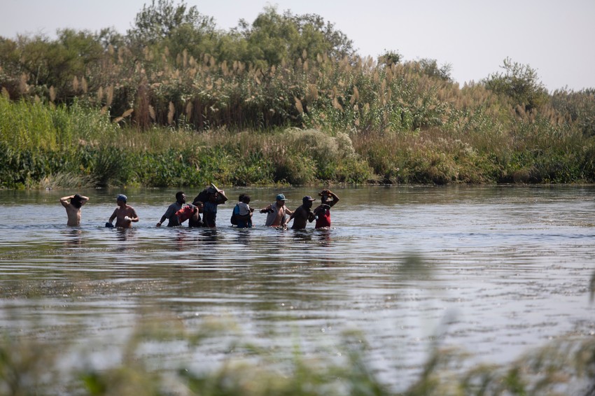 Migranti iz Haitija prelaze Rio Grande