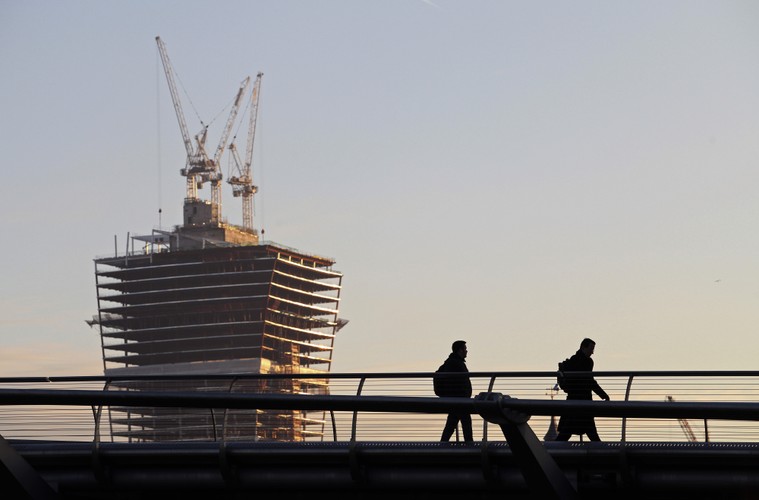 Przechodnie na moście Millenium Bridge, w tle budowa 20 Fenchurch Street, zwanego również 'Walkie-Talkie'. Londyn, 30.11.2012