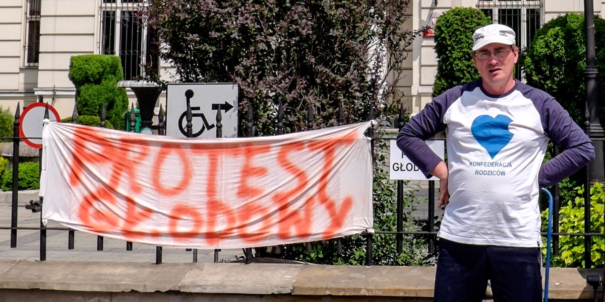 Sławomir Dul protestuje przed sądem