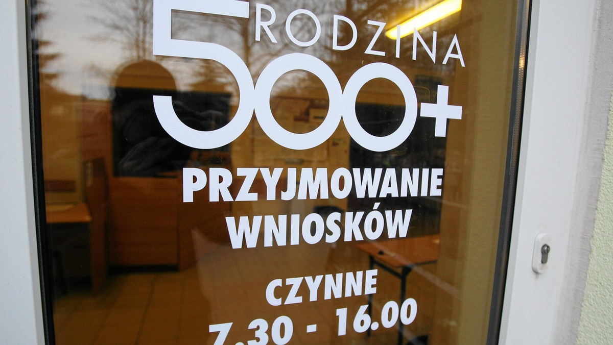 Jeszcze tylko kilka dni zostało na złożenie wniosku o świadczenie w ramach programu Rodzina 500 Plus, by otrzymać wyrównanie najpóźniej do końca roku. Osoby, które zrobią to w listopadzie, nie otrzymają pieniądze na nowy okres zasiłkowy. Nie zrobiło tego jeszcze około 9 tys. uprawnionych rodzin.