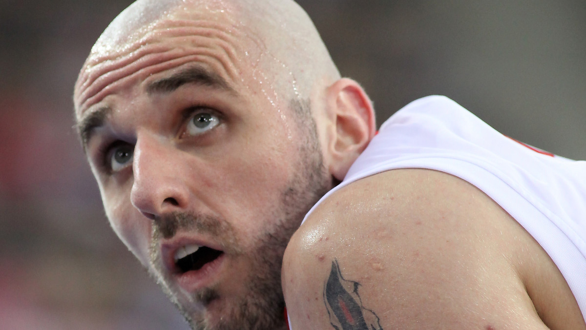 Koszykarz Orlando Marcin Gortat podczas niedzielnego meczu na szczycie NBA z Cleveland Cavaliers uczcił pamięć tragicznie zmarłych w katastrofie samolotowej pod Smoleńskiem. Na taśmie chroniącej nadgarstek miał wypisane nazwisko prezydenta Kaczyńskiego.