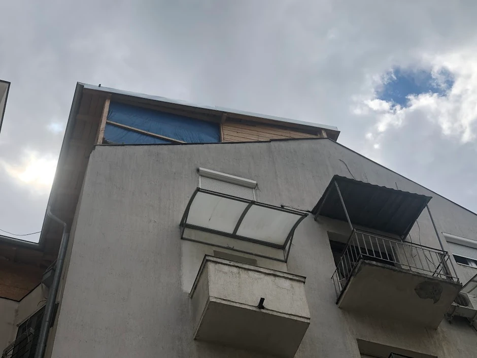 Zadnja strana brvnare na vrhu zgrade