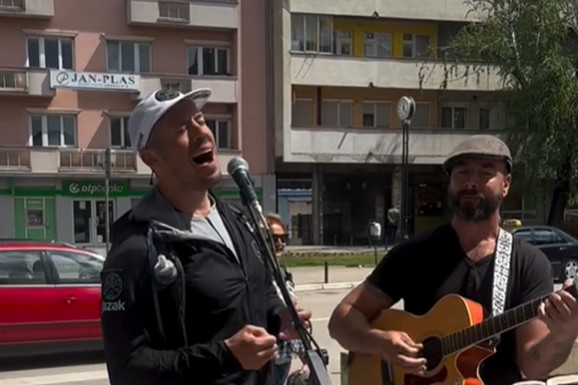 (VIDEO) Nikola Rokvić na putu do Grčke ZAPEVAO SA ULIČNIM SVIRAČEM, pevač poručio:"Put je uvek radosniji uz pesmu"