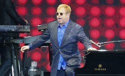 Elton John odwołuje majowe koncerty. Powodem rzadka bakteria