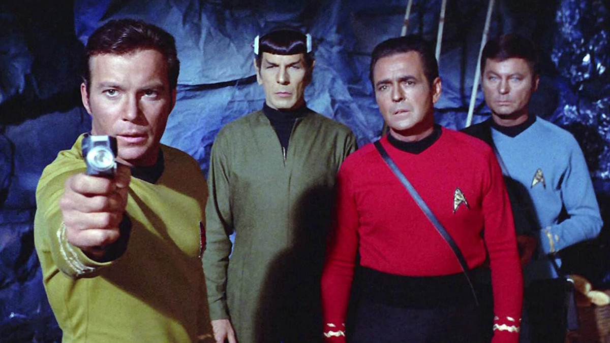 "Star Trek"... uwierzycie, że we wrześniu minie 40. rocznica rozpoczęcia przez Enterprise A kosmicznej wędrówki pod komendą kapitana Kirka? Do dziś zmieniały się w świecie Federacji epoki, pojawiały się nowe zagrożenia i tajemnicze rasy obcych, nowe statki i bronie wchodziły do użycia, by zostać zastąpione przez bardziej zaawansowane technologicznie modele. Pokojową ekspansję ludzkości zapewniały kolejne pokolenia bohaterów, przemierzających galaktykę i docierających do miejsc, w których nie był jeszcze żaden człowiek. Nieprzypadkowo, na wrzesień zapowiadana jest premiera "Star Trek: Legacy" — najnowszej gry opierającej się na bogactwie universum ST.