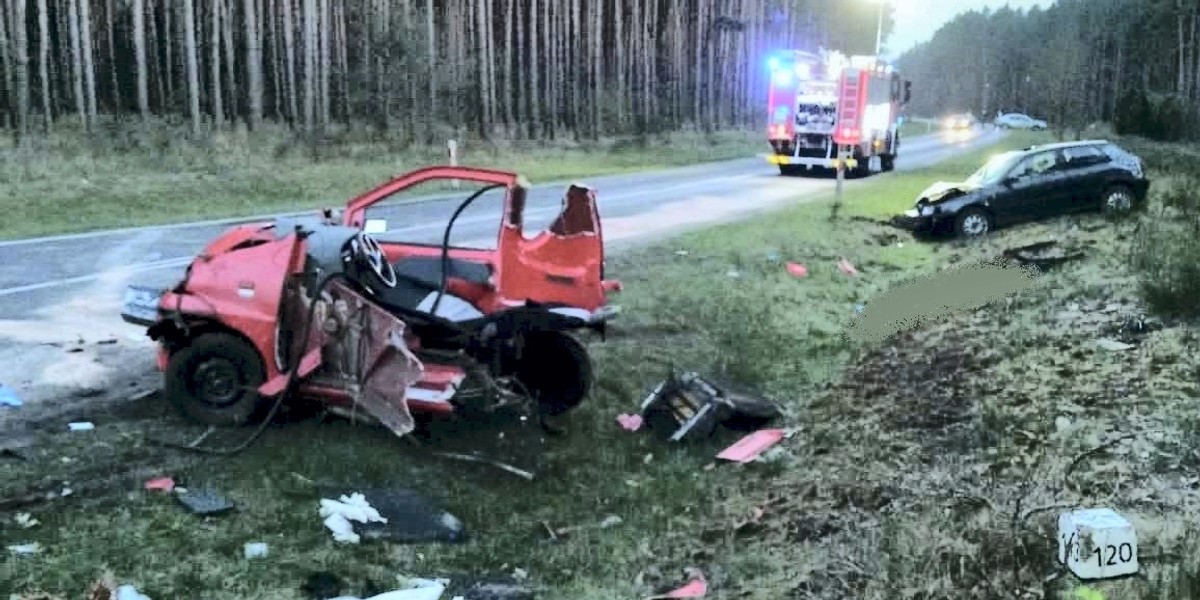 Pijany kierowca audi uderzył w czerwonego microcara. Skutki wypadku są tragiczne. 