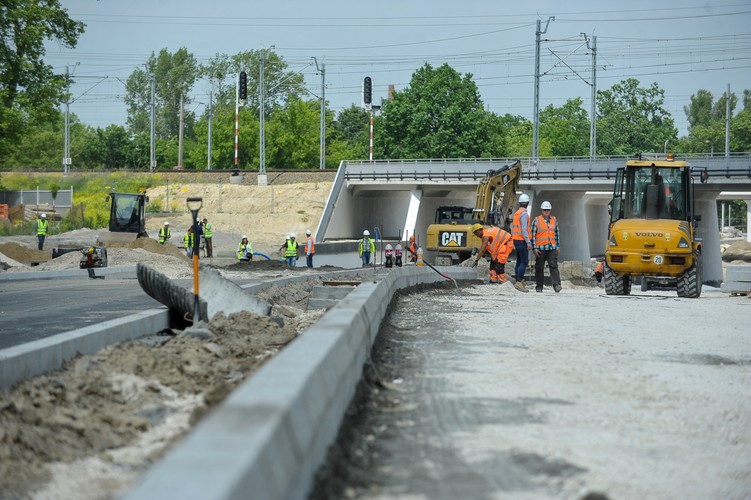W ramach budowy kluczowego odcinka Trasy Świętokrzyskiej, od ul. Kijowskiej do ul. Zabranieckiej, powstały m.in. trzy tunele, dwie jezdnie, chodniki, ścieżki rowerowe oraz miejsce dla przyszłych torów tramwajowych.<br><br>fot. (cat) PAP/Marcin Obara