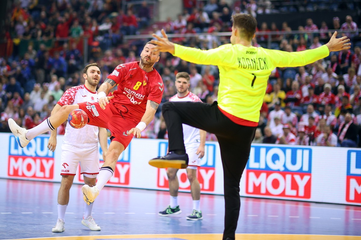 Czarnogórzec Vuk Lazovic (L) i bramkarz reprezentacji Polski Mateusz Kornecki (P) z Polski podczas meczu grupy I mistrzostw świata piłkarzy ręcznych