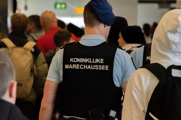 Funkcjonariusz żandarmerii wojskowej na lotnisku Schiphol