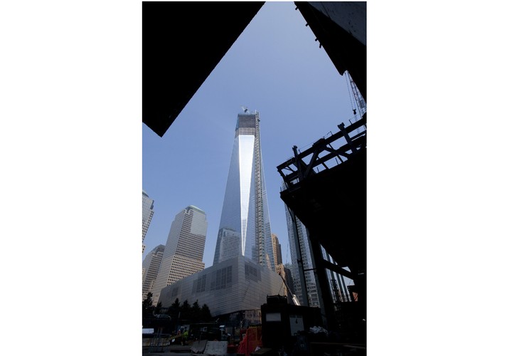 Dopiero w 2011 roku, kiedy właścicielowi gruntów Port Authority of New York and New Jersey i deweloperowi Silverstein Properties udało się osiągnąć porozumienie, otwarto pomnik upamiętniający ofiary zamachów. Na zdjęciu: 1 World Trade Center, Nowy Jork.