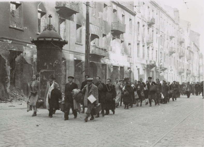Schwytani Żydzi przy ul. Zamenhofa w drodze na Umschlagplatz