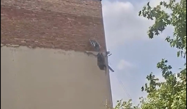 Bacanje građevinskog šuta sa zgrade u Novom Sadu