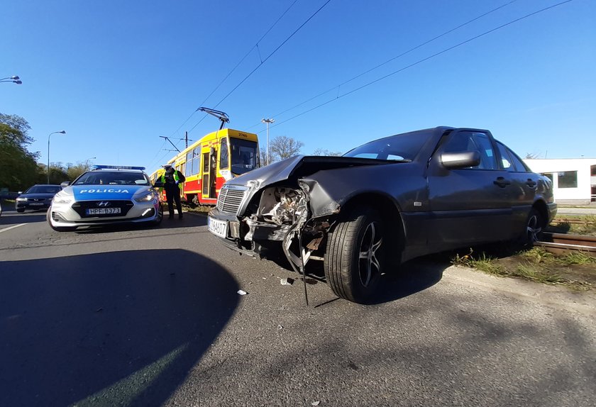 Kim jest kierowca, który mercedesem zablokował tramwaje?