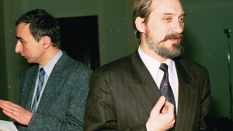 Macierewicz zatrzymał akcję polskiego kontrwywiadu przeciw GRU Antoni Macierewicz sparaliżował akcję kontrwywiadu wobec szpiega GRU, która mogła doprowadzić do rozpracowania rosyjskiej siatki agentów w Polsce. Polecił wycofać z niej gen. Andrzeja Anklewicza, którego próbowali zwerbować Rosjanie. Nie wiedzieli, że działa on pod kontrolą polskich służb. Kulisy tej sprawy opisują autorzy książki "Antoni Macierewicz. Biografia nieautoryzowana" Anna Gielewska i Marcin Dzierżanowski. Przedpremierowo publikujemy jej fragmenty.