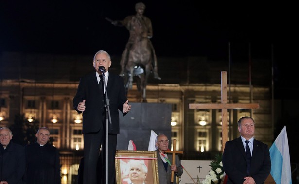 Kaczyński na miesięcznicy: Nikt nie narzuci nam swojej woli z zewnątrz. Przeciwnicy krzyczeli: "Kłamca, kłamca"