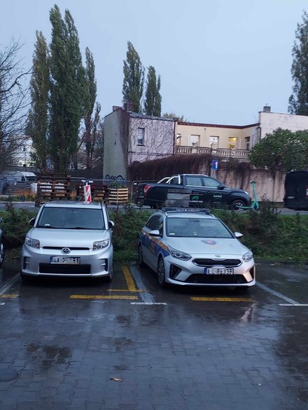 Strażnicy w swoim aucie nie byli zbyt rozmowni, ale biuro prasowe magistratu potwierdziło, że czekają oni na właściciela "zabetonowanego" w piątek samochodu