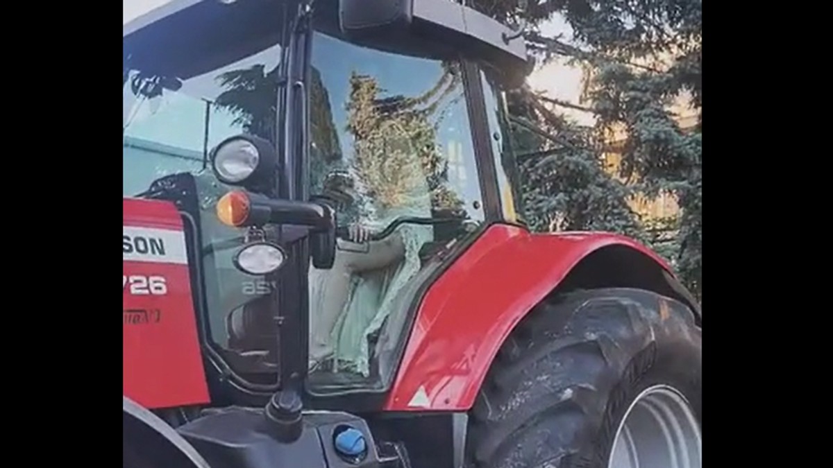 Maturant na maturu došao traktorom