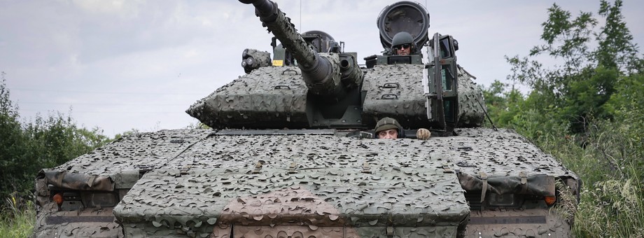 Ukraińscy żołnierze na szwedzkim CV90