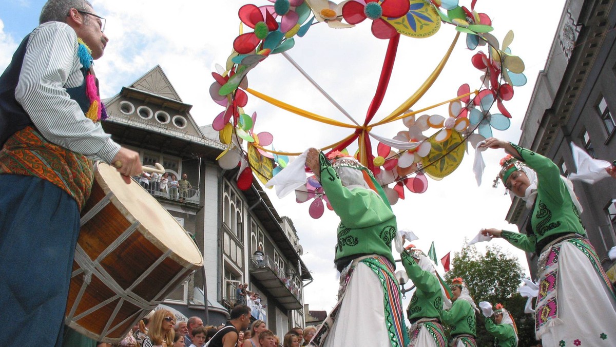 Czy 44 Międzynarodowy Festiwal Folkloru Ziem Górskich odbędzie się pod chmurką? To pytanie jest jak najbardziej zasadne, bo Zakopane od dłuższego czasu nie może wynająć namiotu cyrkowego, w którym w poprzednich latach odbywały się występy zespołów góralskich - informuje Radio Kraków.