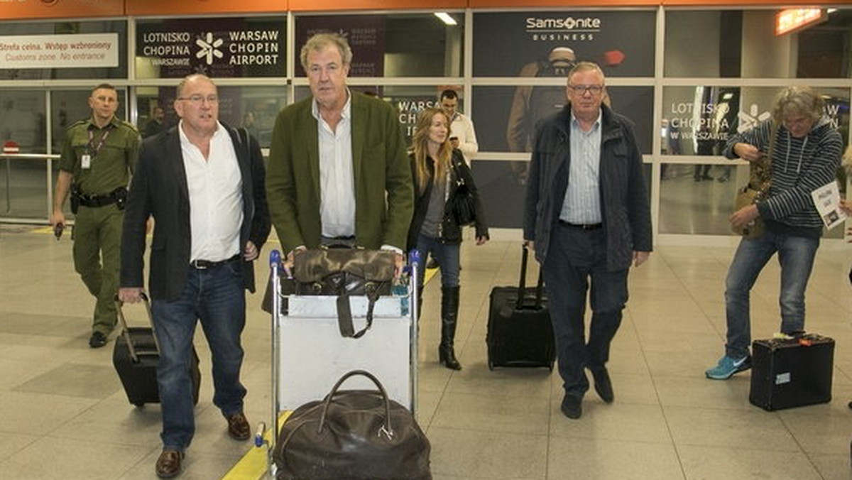 Jeremy Clarkson, Richard Hammond i James May wylądowali w piątek po południu na Lotnisku im. Fryderyka Chopina. Udało nam się uchwycić ten moment. W sobotę najsłynniejsi brytyjscy prezenterzy motoryzacyjni pokażą swoje najnowsze show na Narodowym w ramach edycji specjalnej Verva Street Racing.