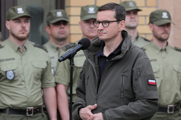 Premier Mateusz Morawiecki podczas potkania z funkcjonariuszami Straży Granicznej i policji oraz żołnierzami WP przed Placówką SG w Kuźnicy.