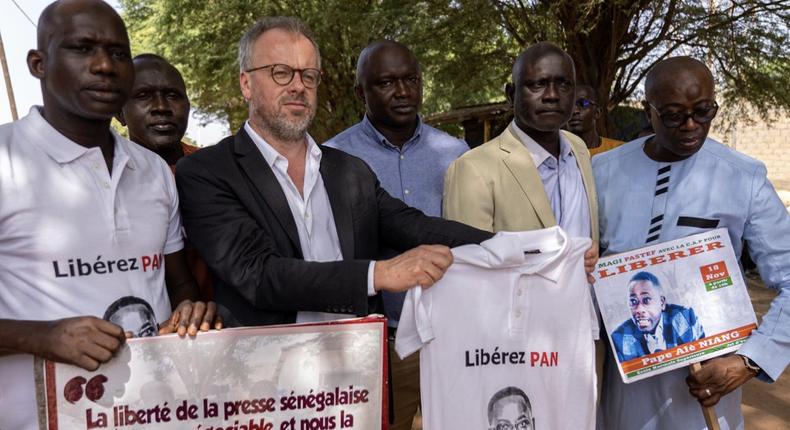 Ibrahima Lissa Faye (au 1er plan à gauche), aux côtés du secrétaire général de RSF, Christophe Deloire (milieu), participe à une manifestation pour la libération du journaliste sénégalais Pape Alé Niang