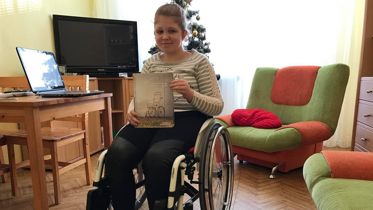 Jeszcze tydzień temu nic nie wskazywało, że uda się uzbierać środki na operacje 16-letniej Martyny Koteluk z Krapkowic, która cierpi na niezwykle rzadką chorobę, zespół Kabuki. Tylko dzięki zabiegom w niemieckim Aschau dziewczyna może stanąć na nogi. Dzięki darczyńcom z całej Polski w kilka dni udało się zebrać całą kwotę – 160 tys. zł. Teraz przed Martyną trzy operacje i długa rehabilitacja.