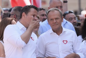 Przewodniczący PO Donald Tusk i prezydent Warszawy Rafał Trzaskowski na czele marszu 4 czerwca w Warszawie