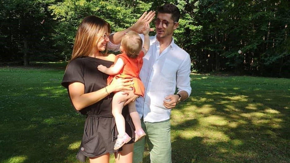 Anna i Robert Lewandowscy z córką Klarą