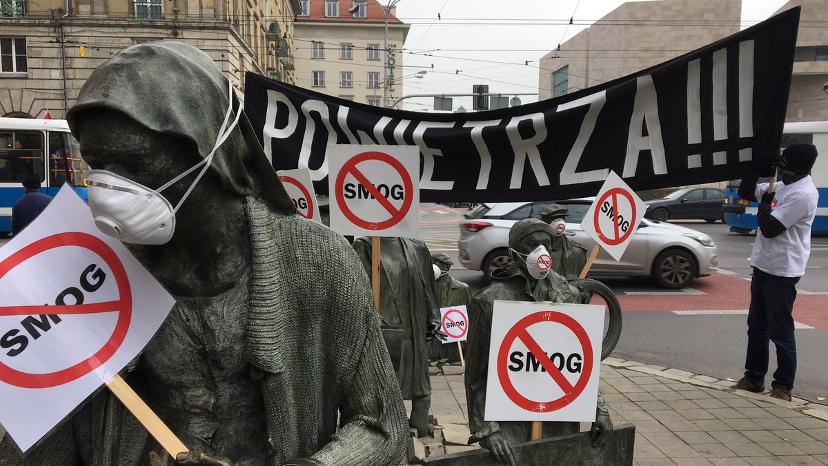 W ramach Dnia Czystego Powietrza przedstawiciele Dolnośląskiego Alarmu Smogowego zorganizowali we Wrocławiu specjalny happening. Żeby zwrócić uwagę mieszkańców na problem smogu nie tylko sami ubrali maski, ale też założyli je na twarze postaci z rzeźby Jerzego Kaliny, która stoi przy skrzyżowaniu ulicy Świdnickiej z Piłsudskiego.