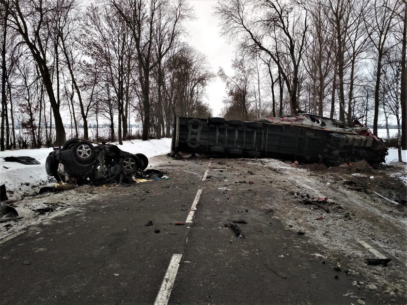 Śmiertelny wypadek na Podlasiu. Toyota zderzyła się z ciężarówką