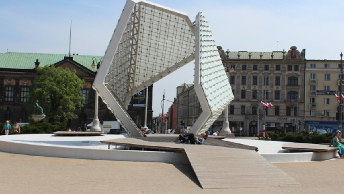 "MMPoznań": Chociaż większość fontann miejskich uruchomiono już przed tygodniem, ta stojąca na placu Wolności nadal jest sucha.