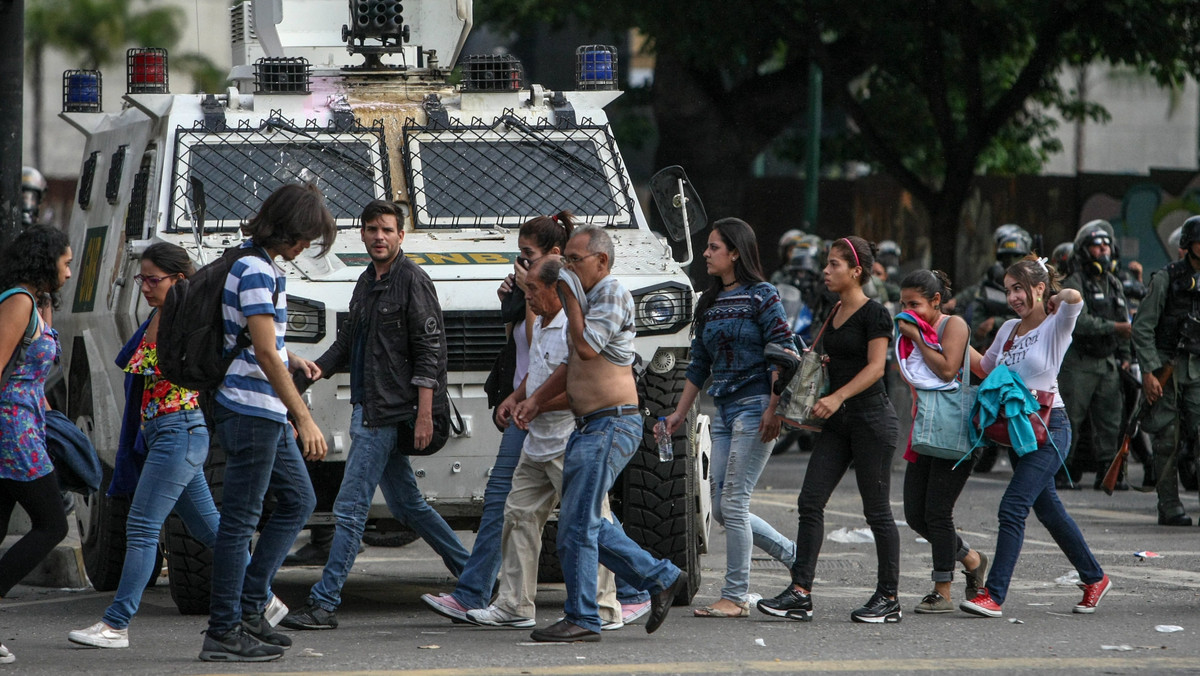 Podczas starć między policją a zwolennikami opozycji w stolicy Wenezueli, Caracas, w tłum demonstrantów wjechał wóz pancerny. Jak poinformował wczoraj burmistrz dzielnicy Chacao, w wyniku tego zdarzenia co najmniej jedna osoba została ciężko ranna.