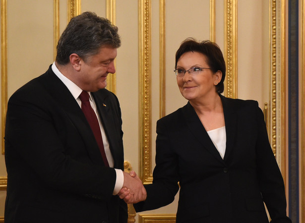 Premier Ewa Kopacz (P) i prezydent Ukrainy Petro Poroszenko (L) podczas spotkania, 19 bm. w Kijowie, PAP/Radek Pietruszka
