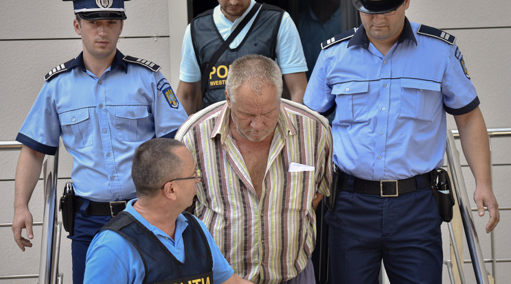 Rendőrök kísérik az egy 15 éves lány elrablásával és meggyilkolásával vádolt George Dinca román férfit a craiovai bíróságra. A vád szerint a férfi elrabolta, megerőszakolta, majd caracali házában meggyilkolta a diáklányt 24-én. Azeset után román Különleges Távközlési Szolgálat igazgatója bejelentette a lemondását. / Fotó: MTI/AP/Bogdan Danescu