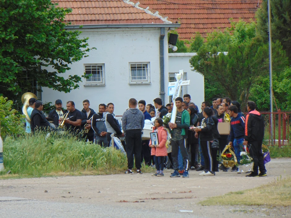 Pogrebna povorka sa kovčegom nastradalog dečaka na raskrsnici na kojoj je nastradao 