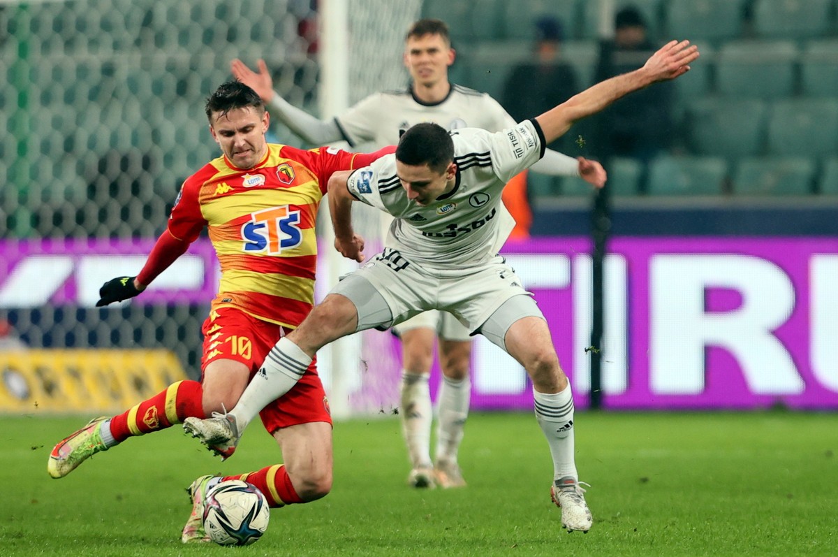 Piłkarz drużyny Legia Warszawa Bartosz Slisz (P) i Fiodor Cernych (L) z zespołu Jagiellonia Białystok podczas meczu Ekstraklasy, na Stadionie Miejskim im. Marszałka J. Piłsudskiego