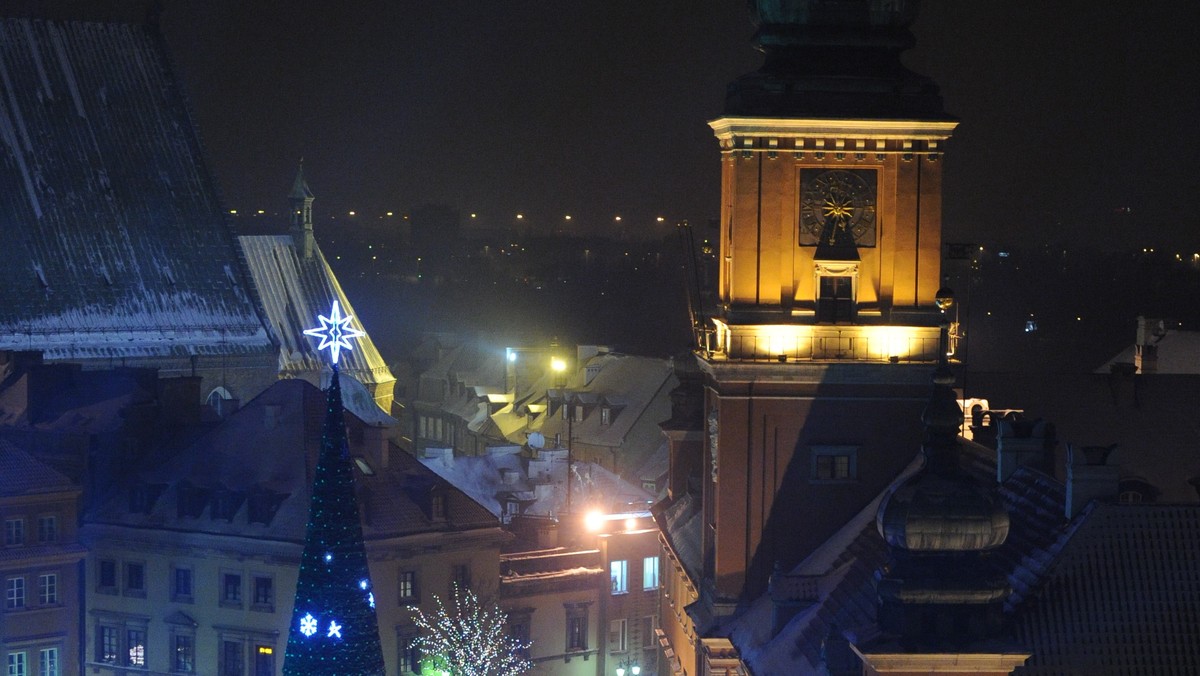 W Warszawie rozbłysła świąteczna iluminacja m.in. na Starym Mieście, Krakowskim Przedmieściu i na 27-metrowej choince tradycyjnie już ustawionej na Placu Zamkowym. Uroczystość poprzedziła prezentacja imion maskotek Euro 2012 - Slavka i Slavko.